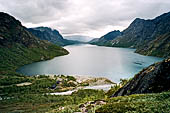 Parco Jotunheimen, Norvegia. Il lago Gjende salendo il Sjugurtind da Memurubu. 